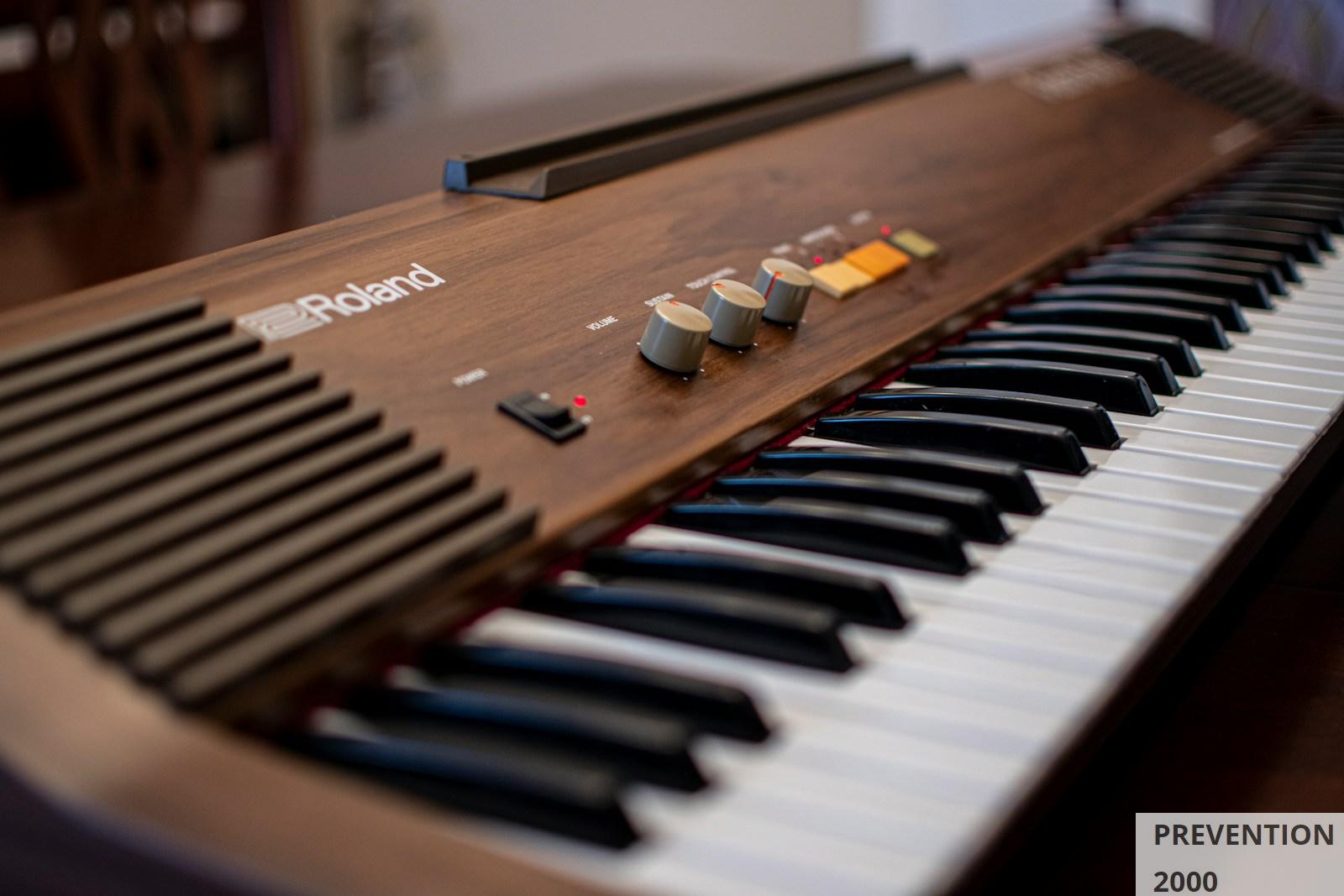 a close up of a piano keyboard with many knobs